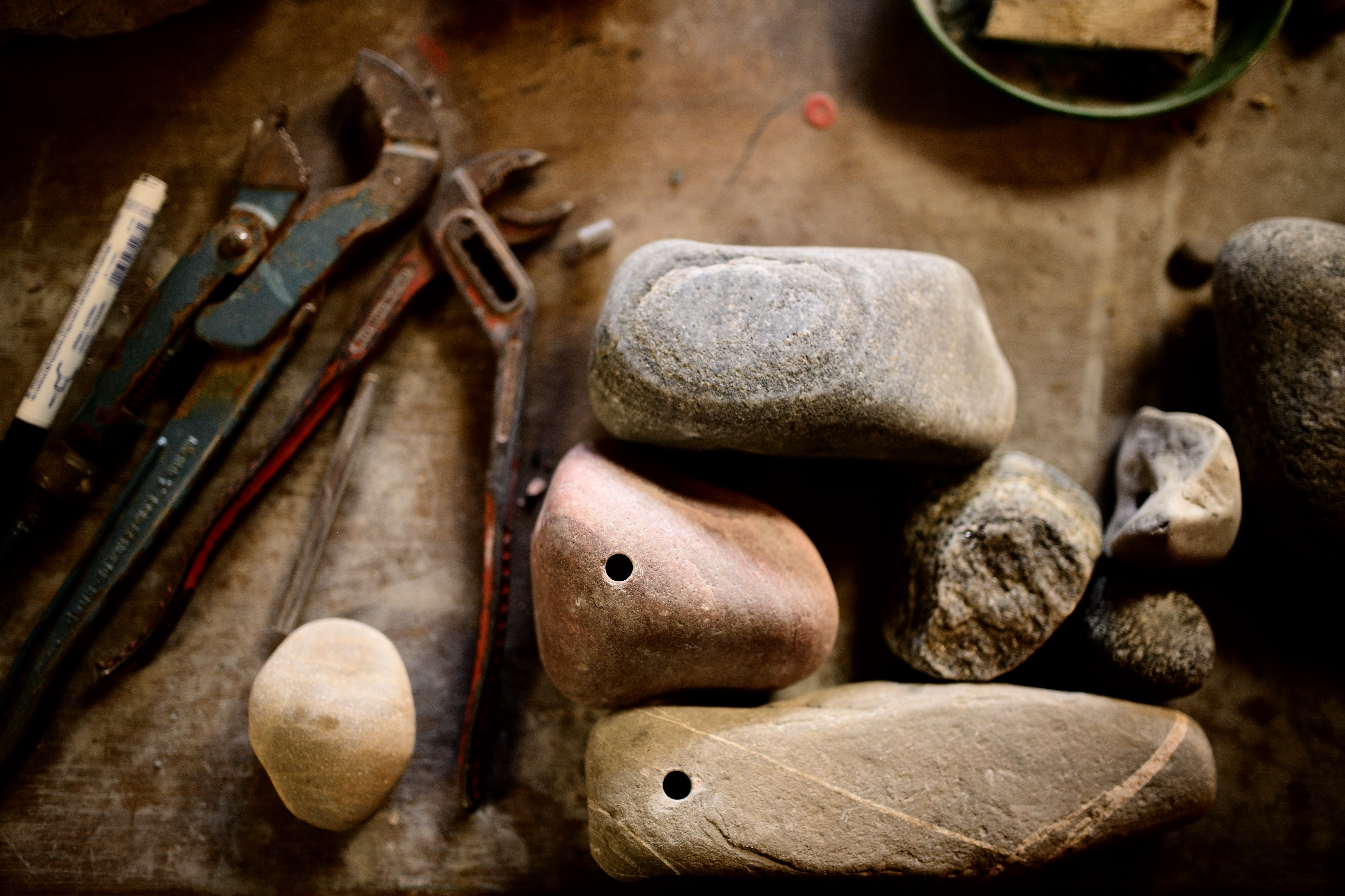 Werkstatt mit Steinen und Werkzeug